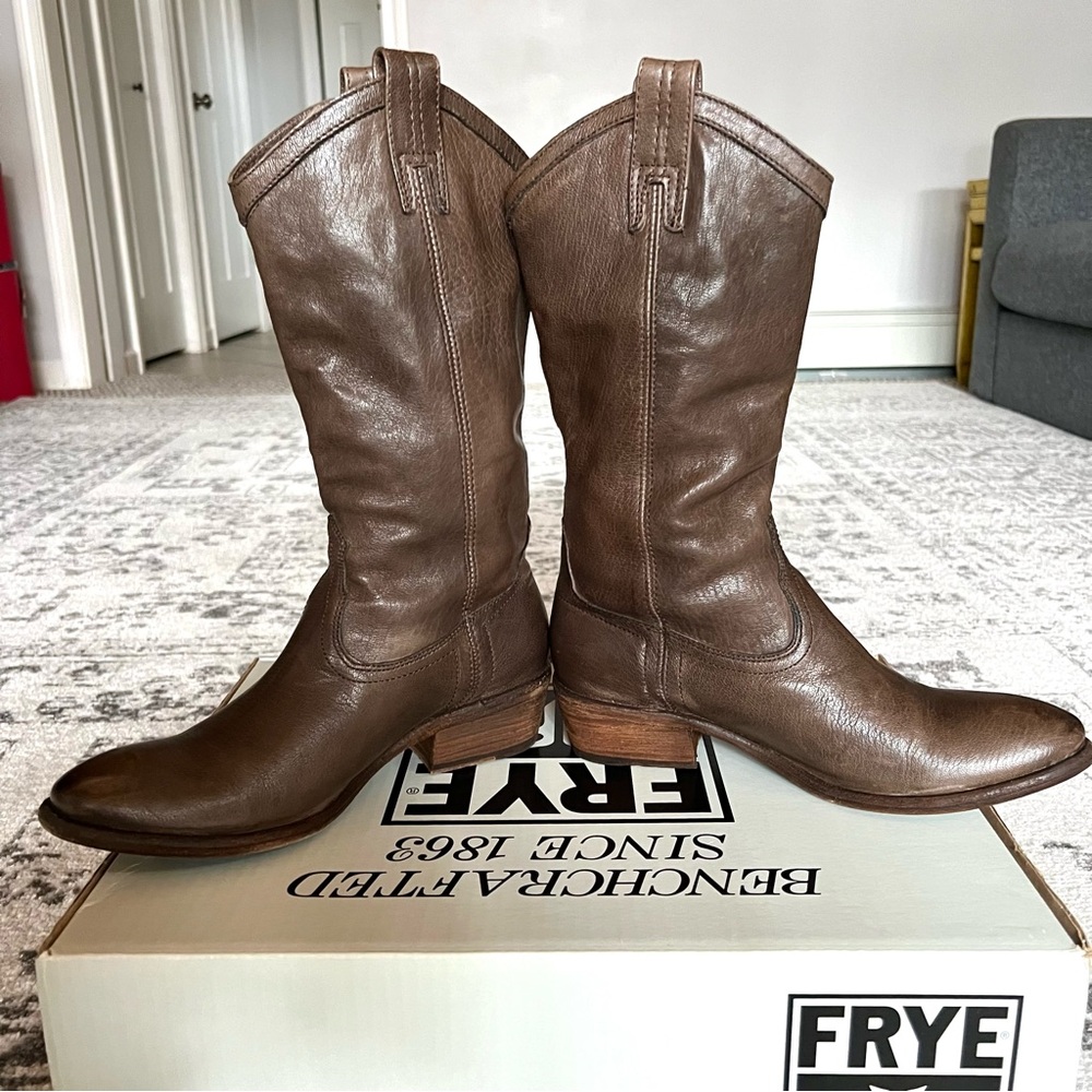 Frye Carson boot size 9